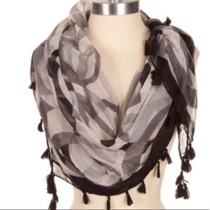 🎉HP🎉Black printed tassel scarf